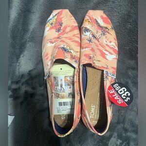 Brand new TOMS size 6